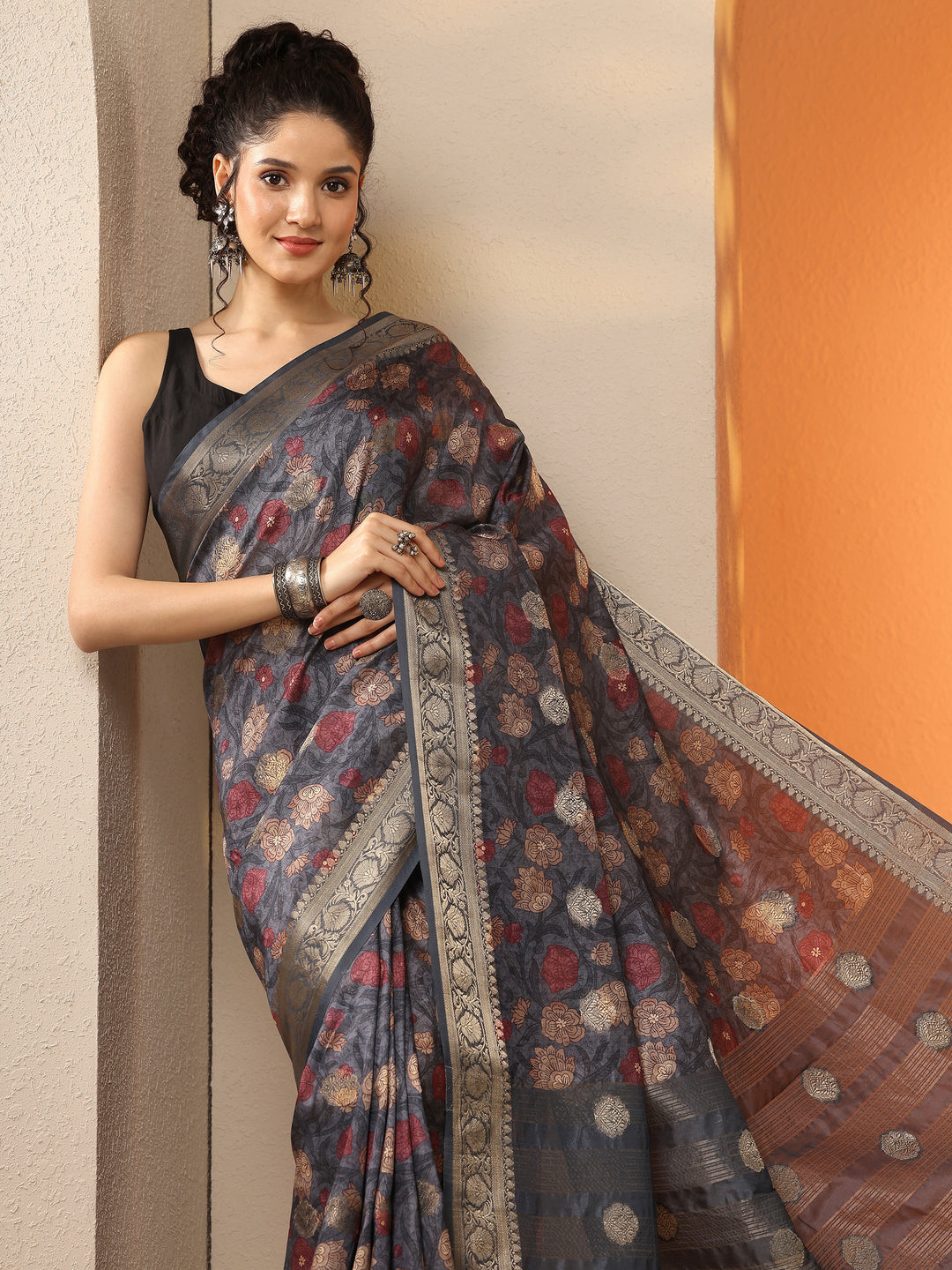 Grey Printed Silk Blend Saree With Unstitched Blouse Piece