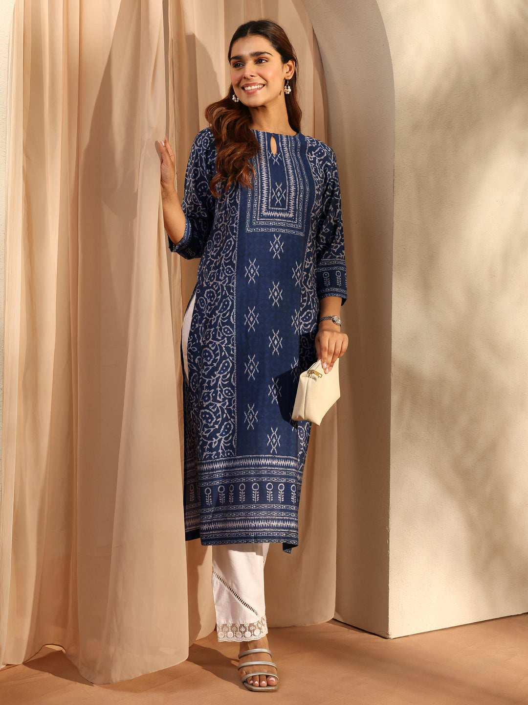 Indigo Ethnic Motif Printed Silk Blend Straight Kurta