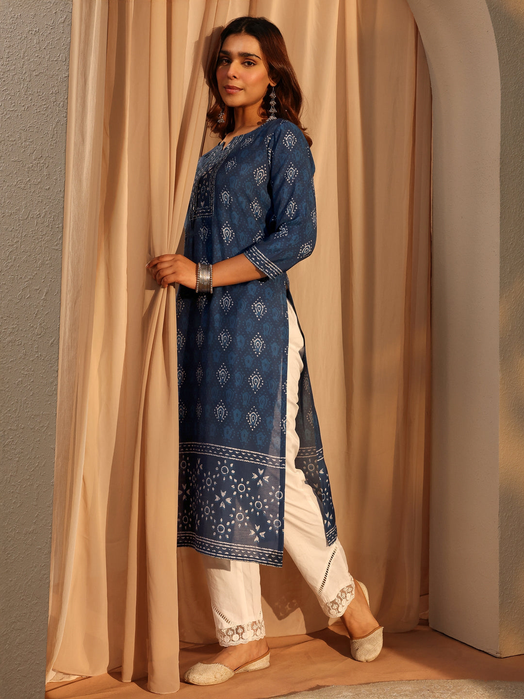 Indigo Ethnic Motif Printed Silk Blend Straight Kurta