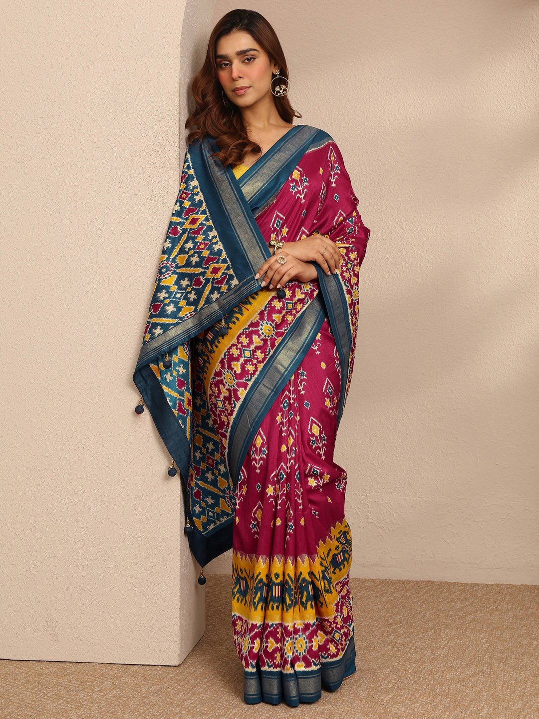 Magenta Printed Silk Blend Saree With Unstitched Blouse Piece
