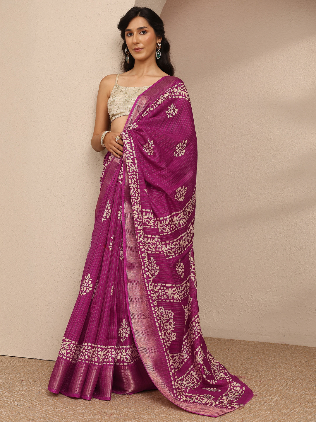 Magenta Printed Silk Blend Saree With Unstitched Blouse Piece
