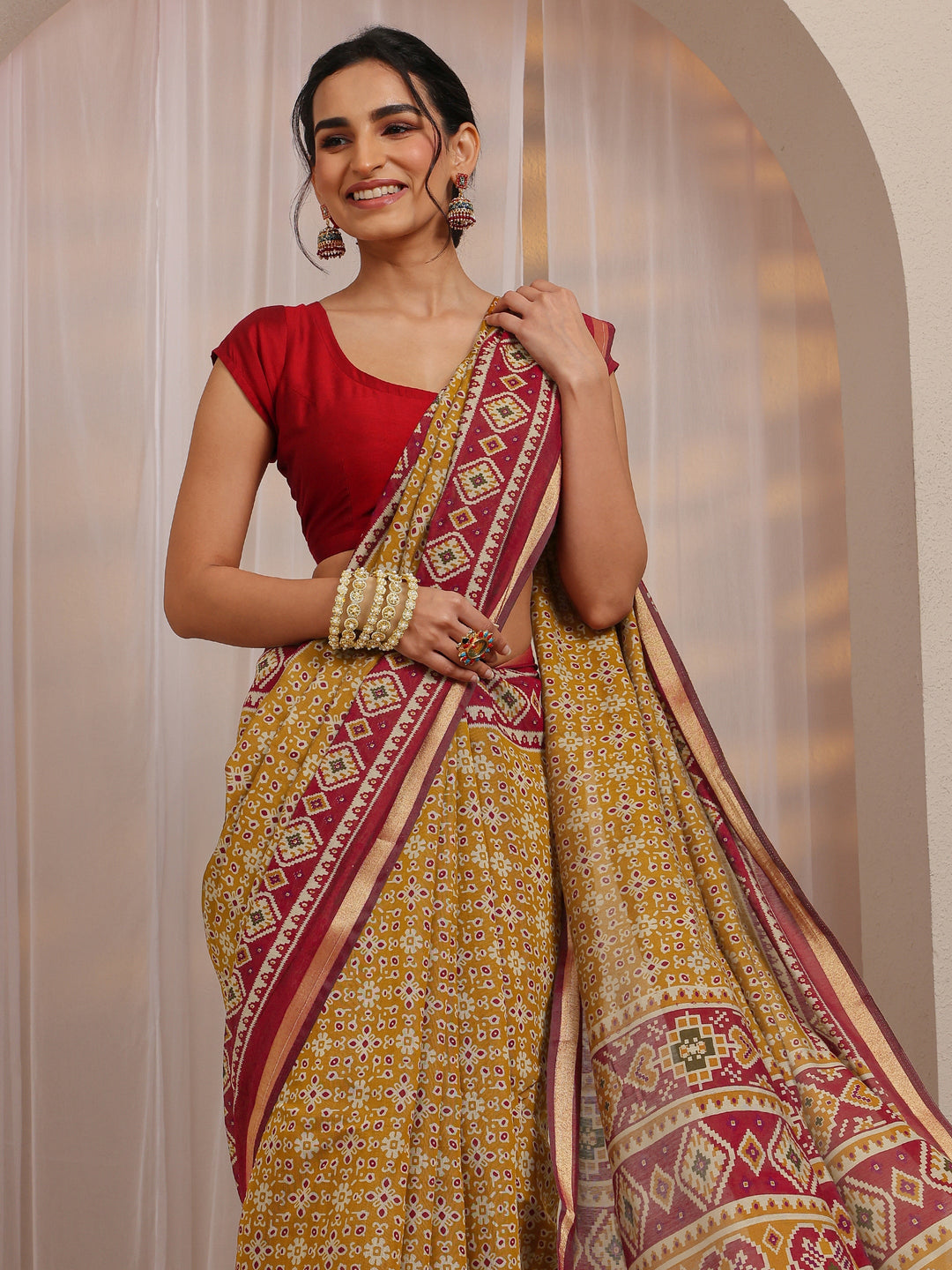 Mustard Ethnic Motif Printed Silk Blend Saree With Unstitched Blouse Piece