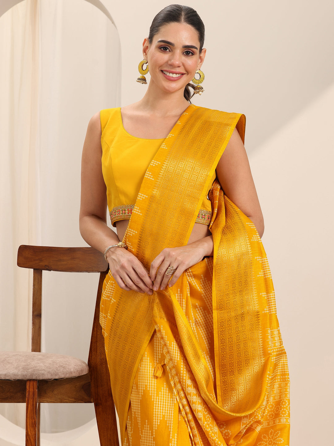 Mustard Printed Silk Blend Saree With Unstitched Blouse Piece