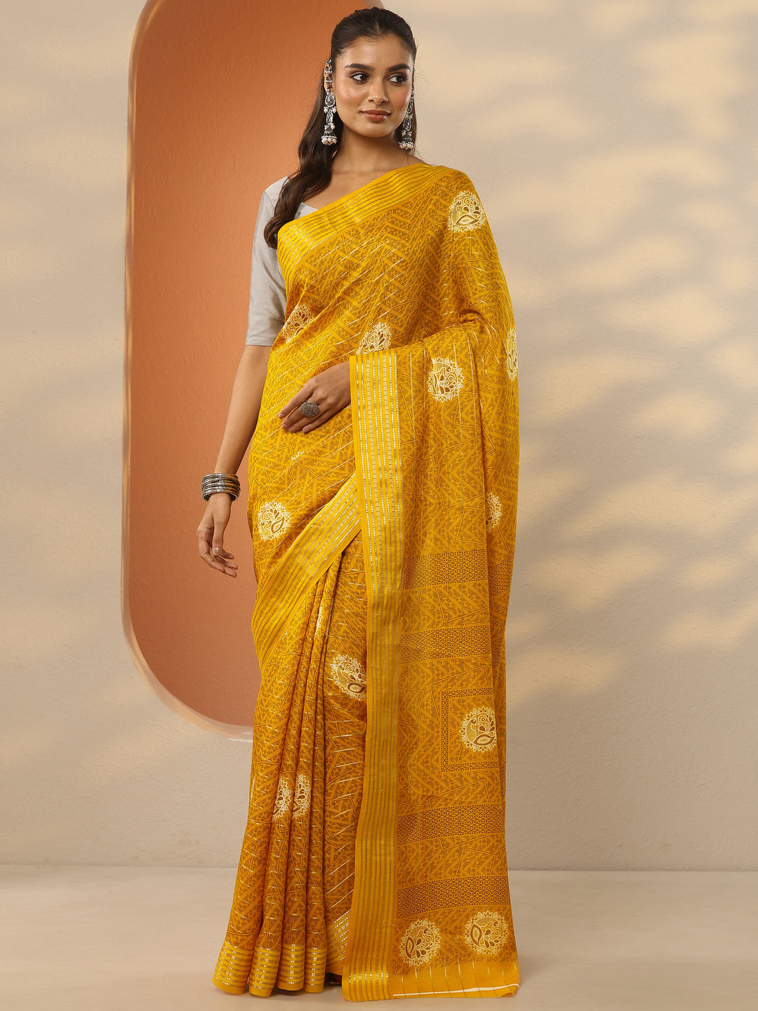 Mustard Printed Silk Blend Saree With Unstitched Blouse Piece