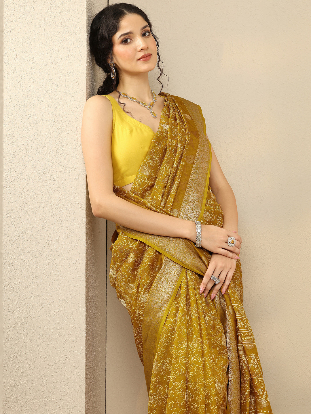 Mustard Printed Silk Blend Saree With Unstitched Blouse Piece