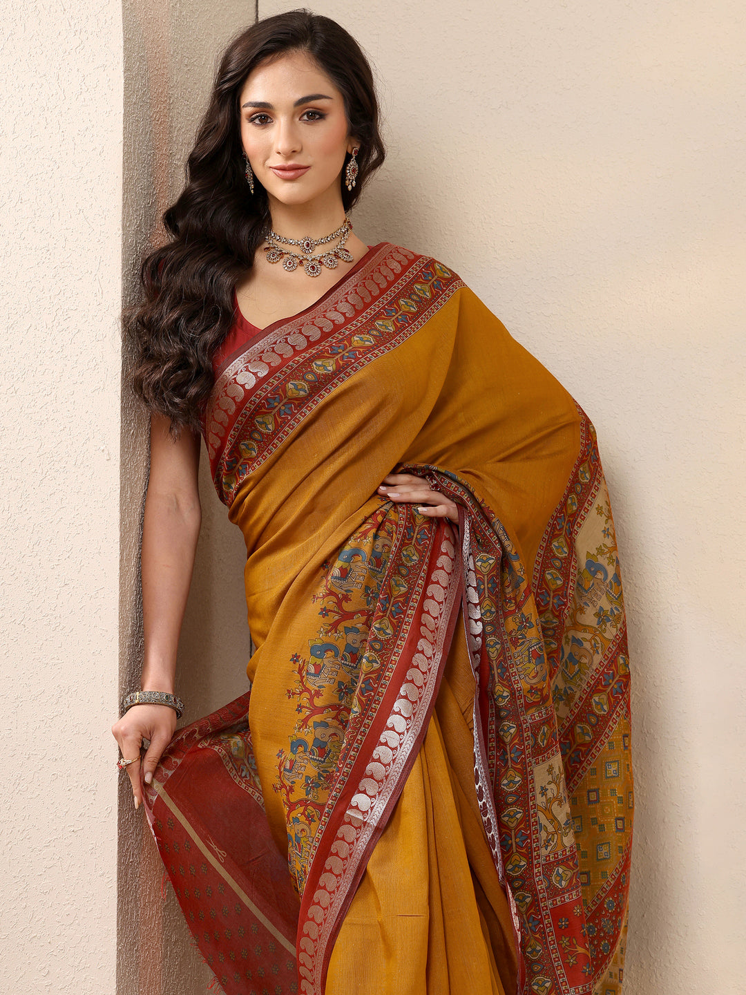 Mustard Printed Silk Blend Saree With Unstitched Blouse Piece