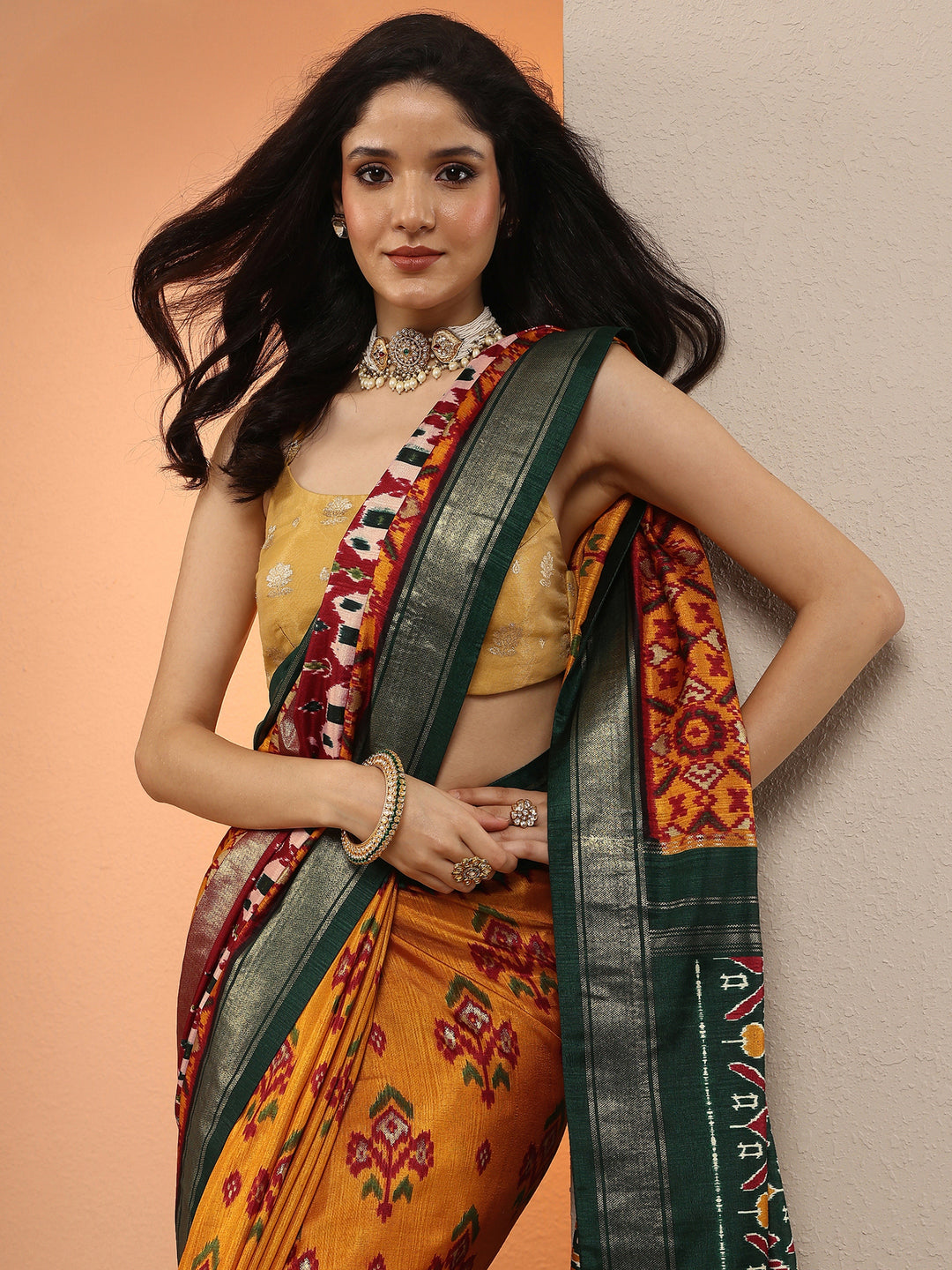 Mustard Printed Silk Blend Saree With Unstitched Blouse Piece