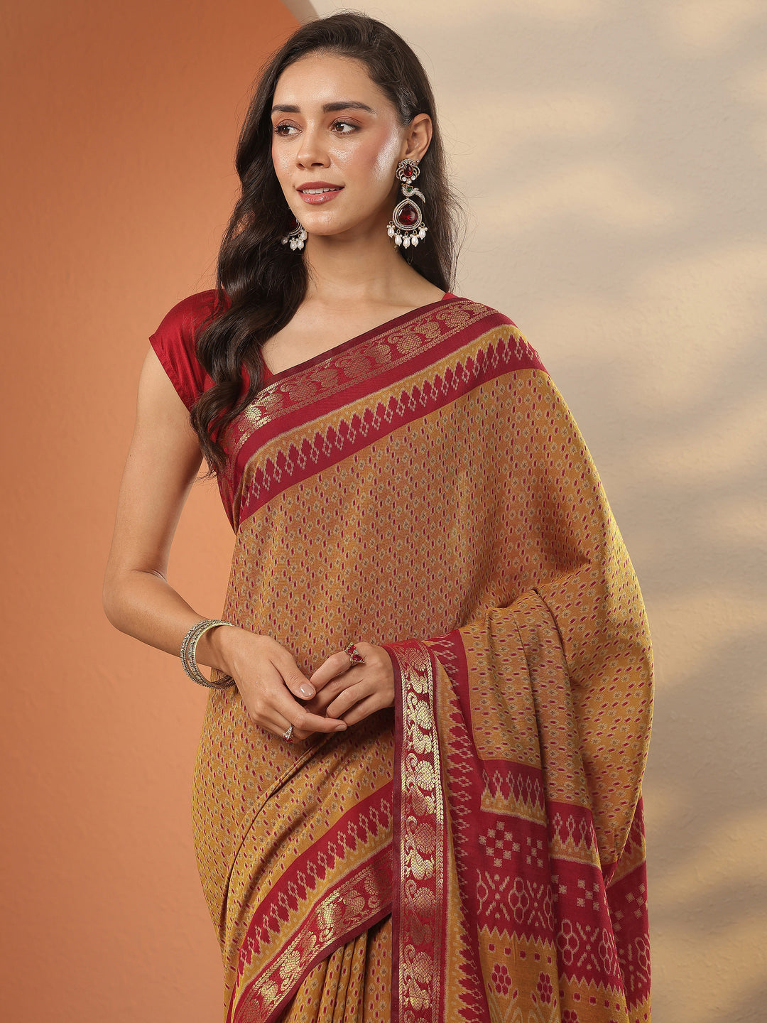 Mustard Printed Silk Blend Saree With Unstitched Blouse Piece