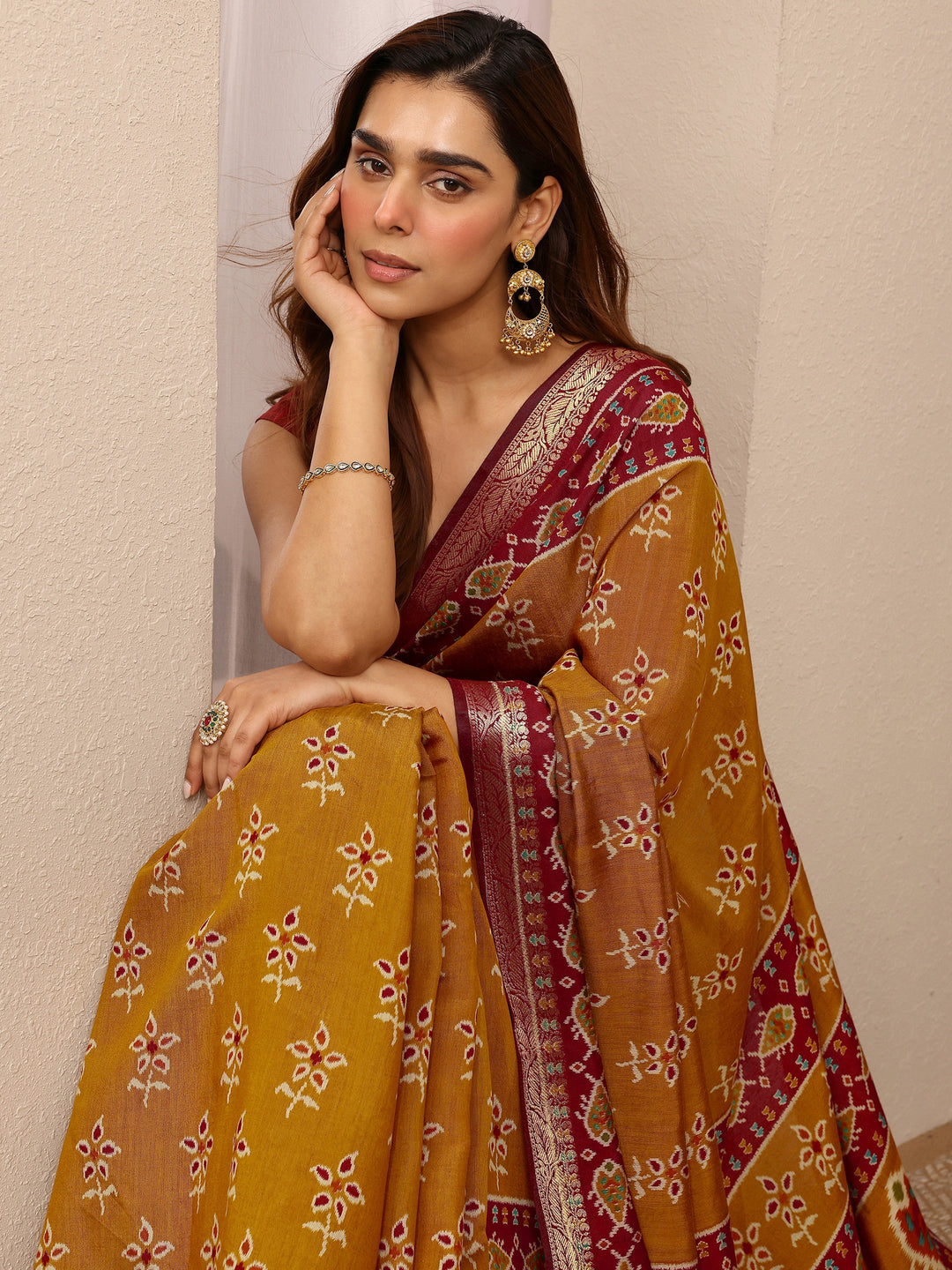 Mustard Printed Silk Blend Saree With Unstitched Blouse Piece