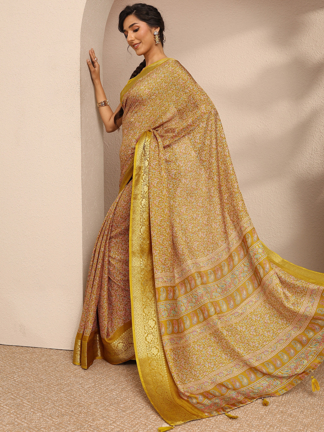 Mustard Printed Silk Blend Saree With Unstitched Blouse Piece