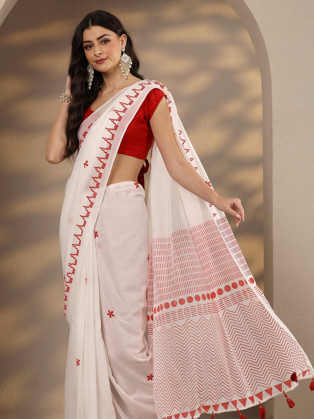 Off White Chevron Printed Cotton Blend Saree With Unstitched Blouse Piece
