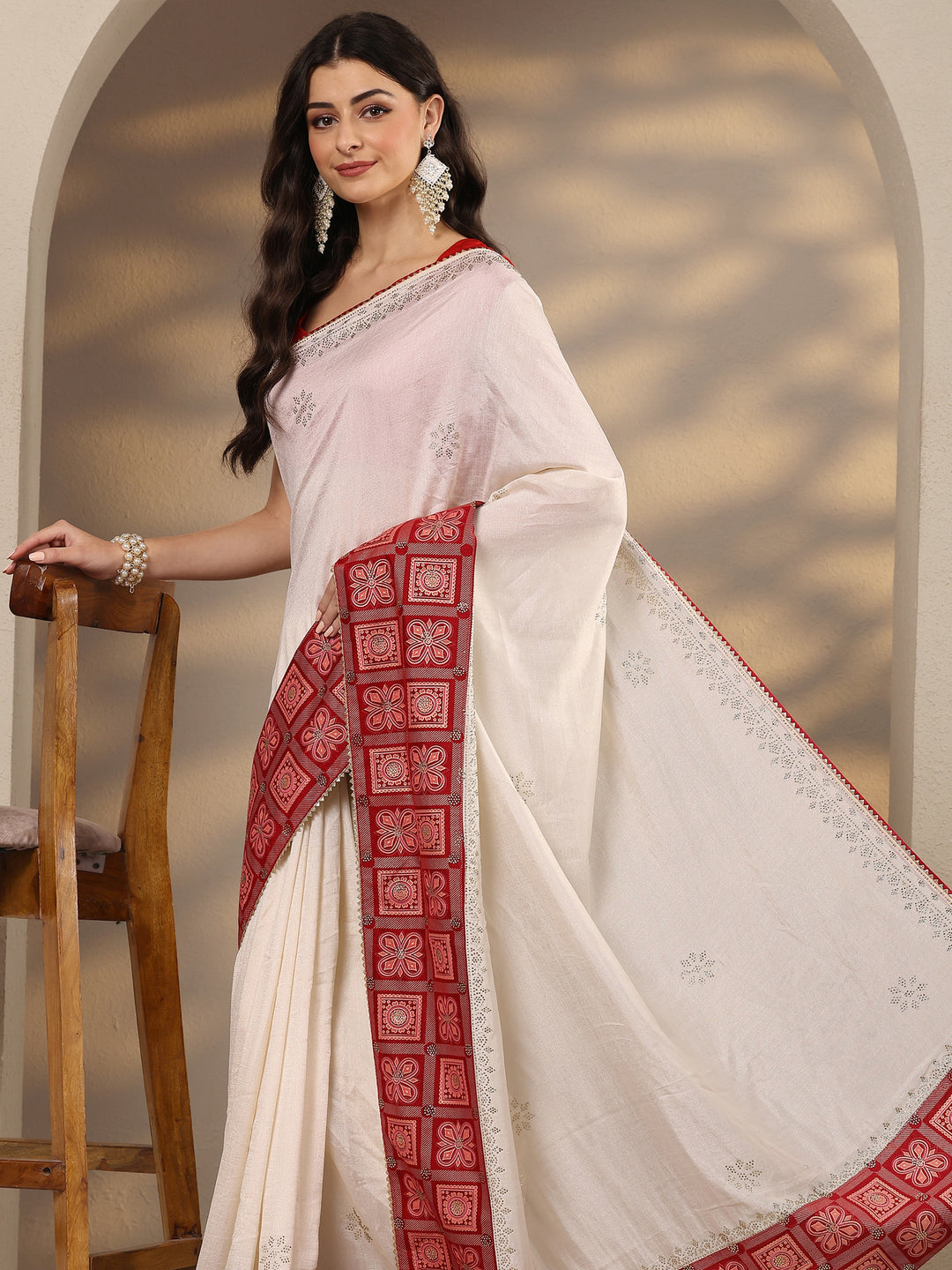 Off White Embellished Silk Blend Saree With Unstitched Blouse Piece