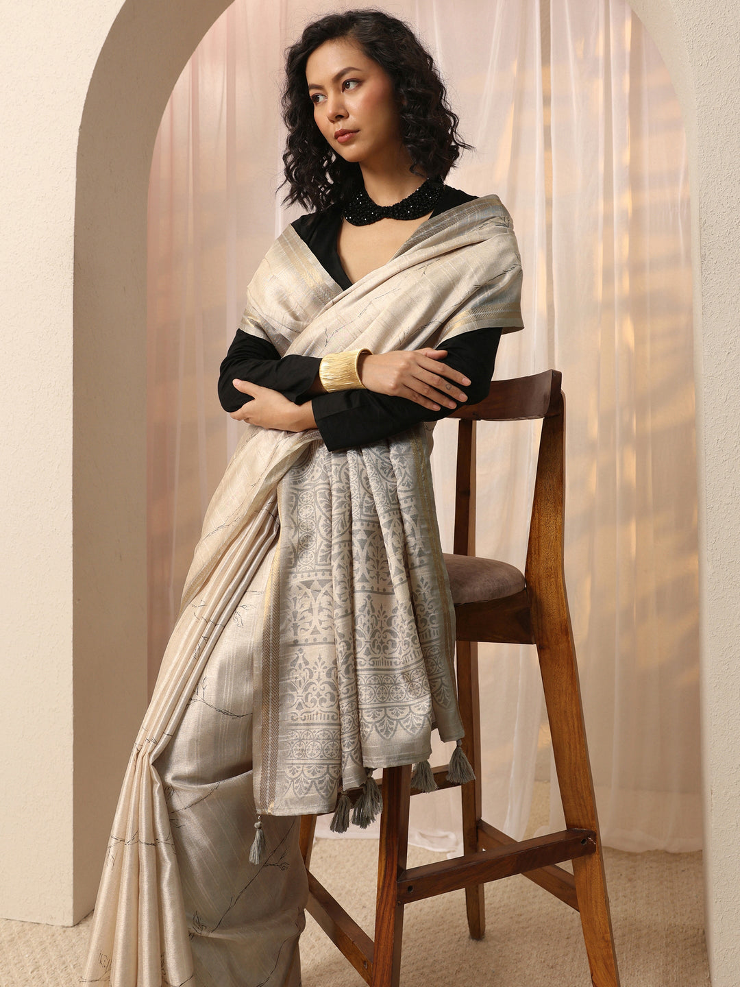 Off White Floral Printed Silk Blend Saree With Unstitched Blouse Piece