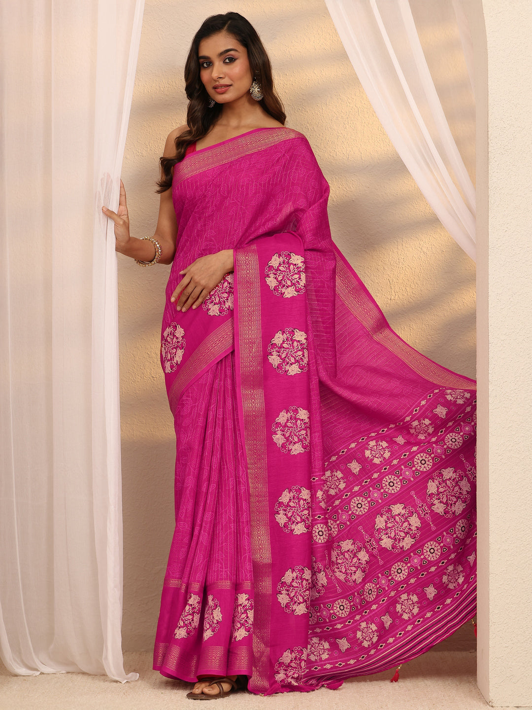 Pink Floral Printed Silk Blend Saree 
With Unstitched Blouse Piece