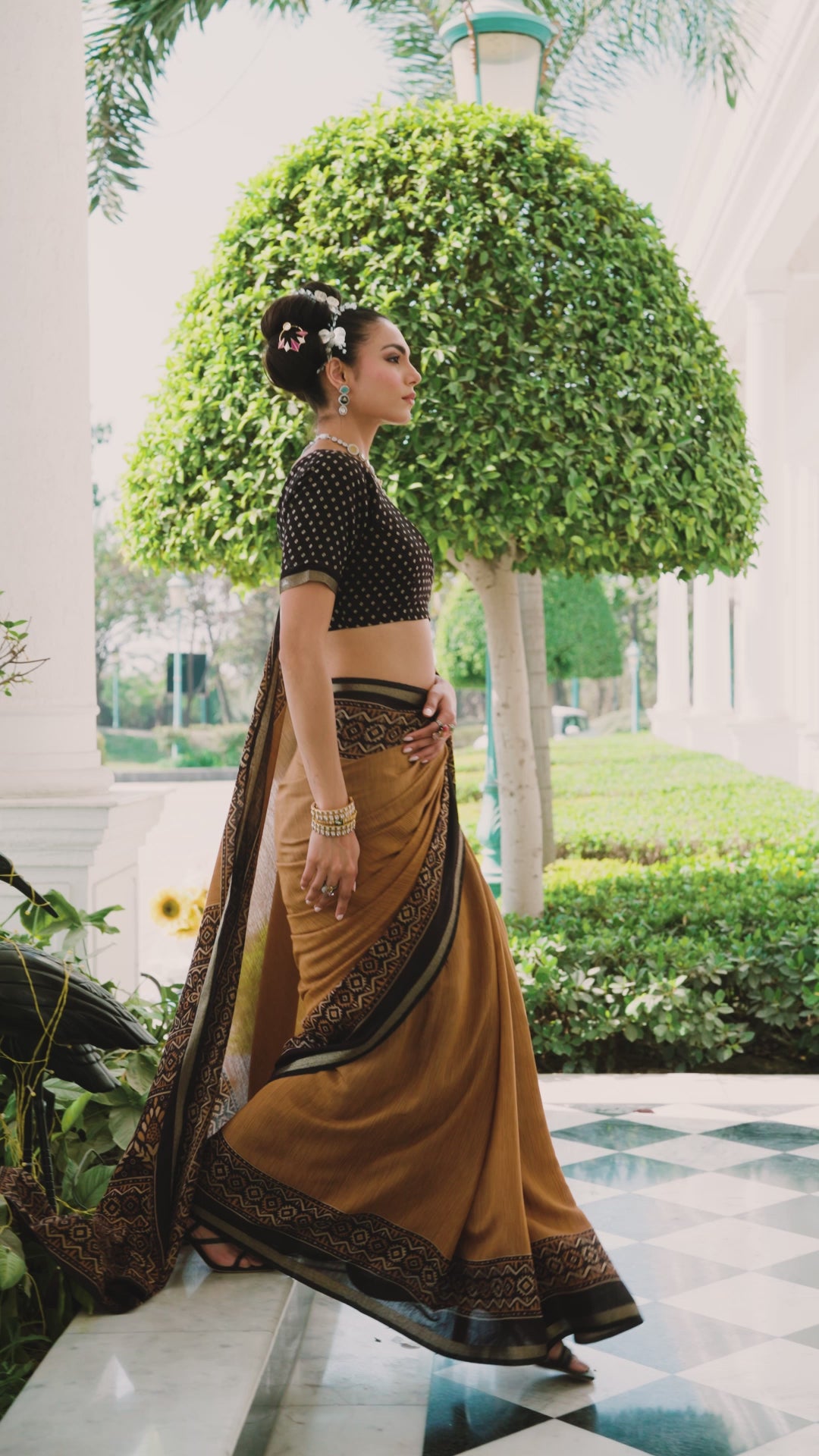 Mustard Printed Silk Blend Saree With Unstitched Blouse Piece