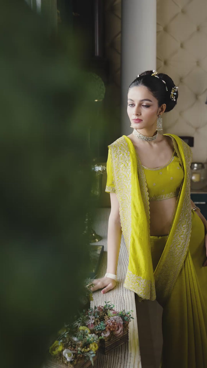 Yellow Embellished Silk blend Saree With Unstitched Blouse Piece