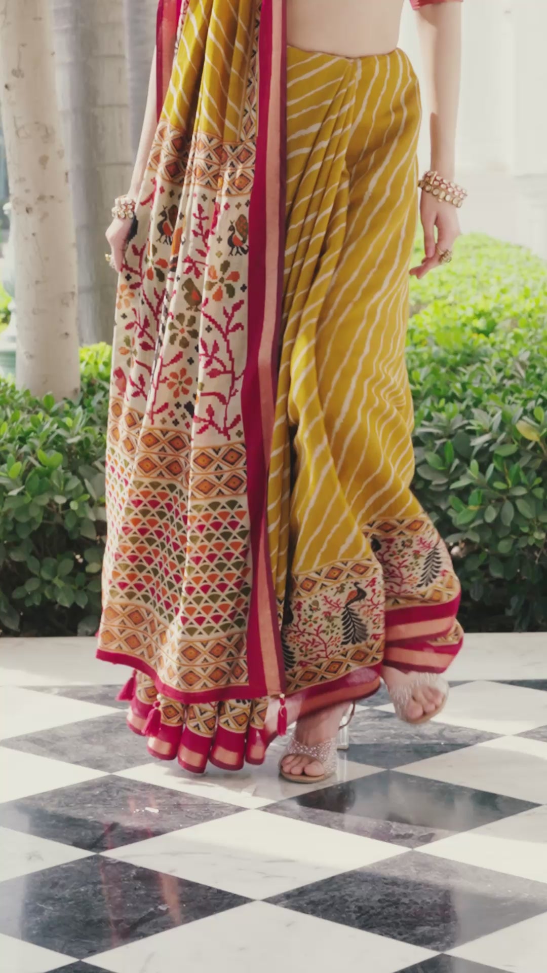 Mustard Printed Cotton Blend Saree With Unstitched Blouse Piece