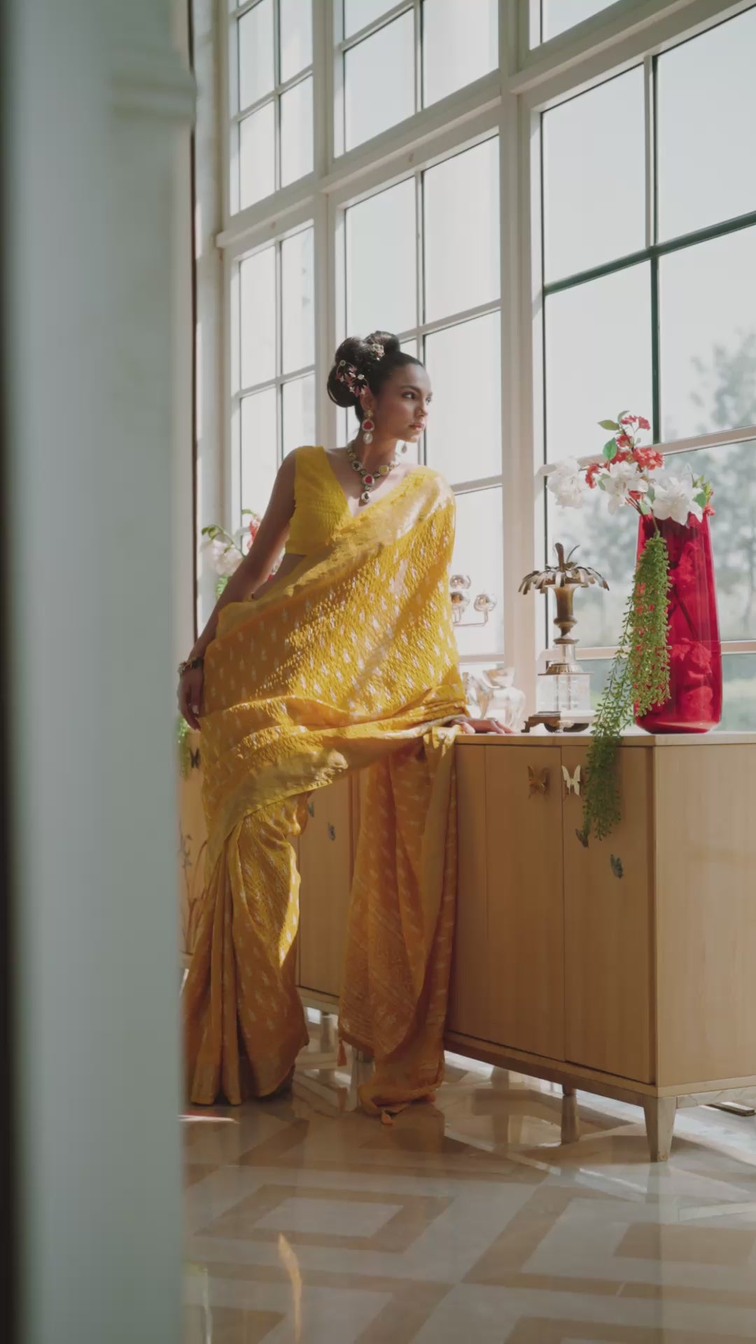 Mustard Printed Silk Blend Saree With Unstitched Blouse Piece