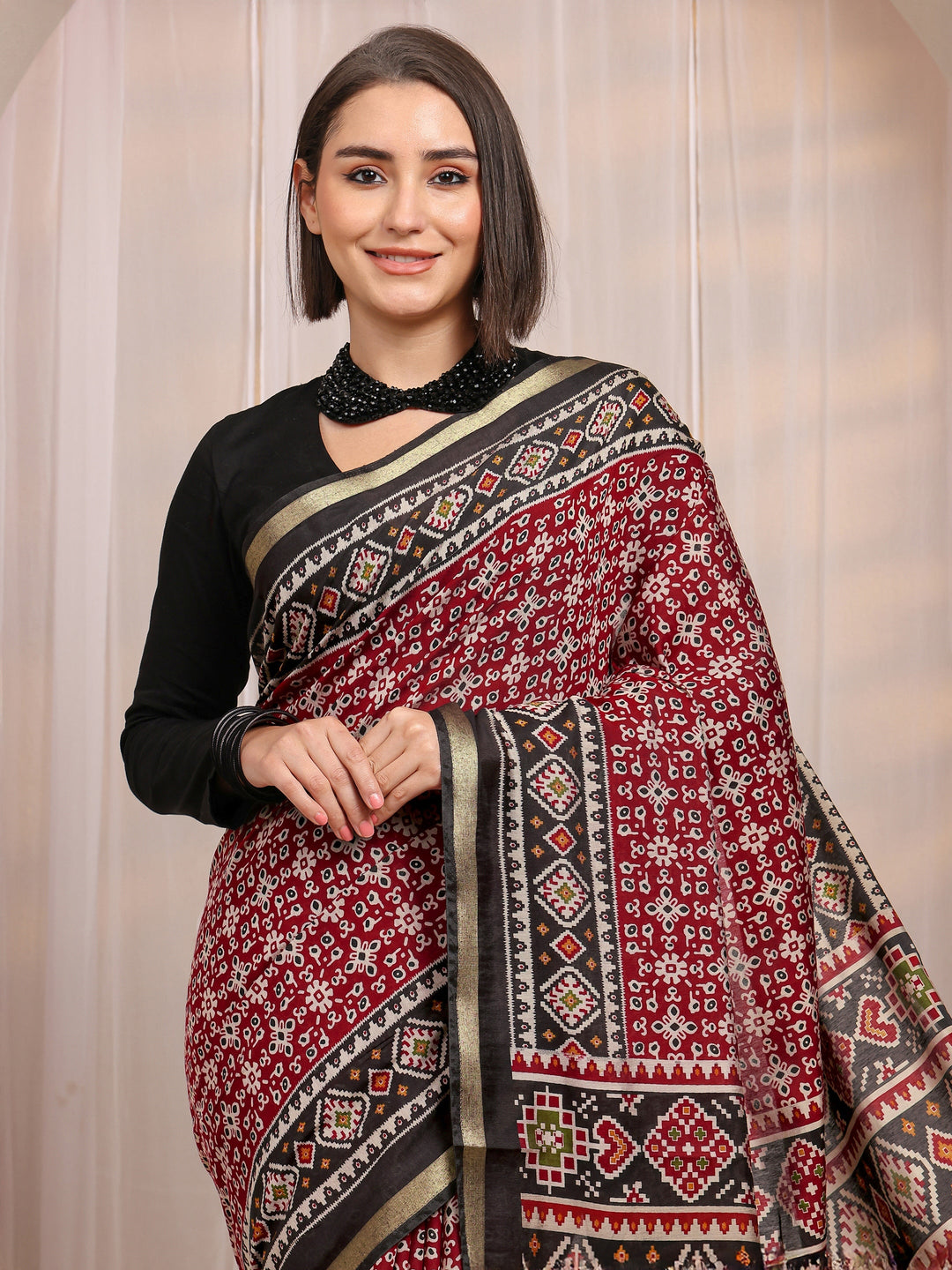 Red Ethnic Motifs Printed Silk Blend Saree 
With Unstitched Blouse Piece