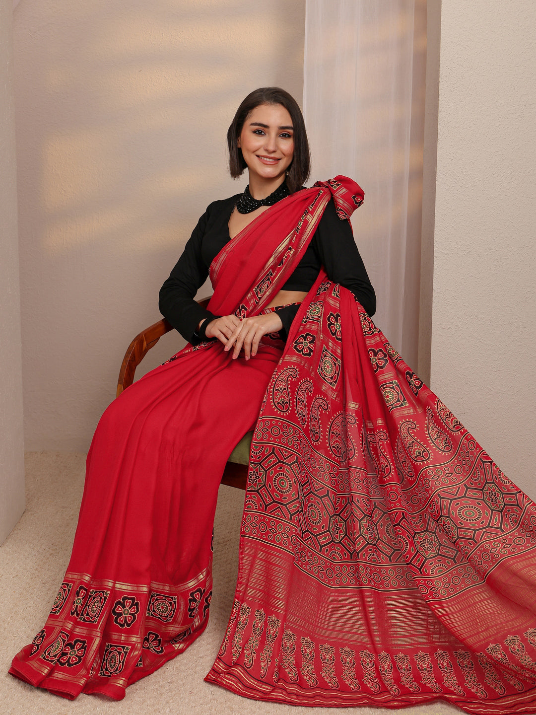 Red Ethnic Motifs Printed Silk Blend Saree 
With Unstitched Blouse Piece