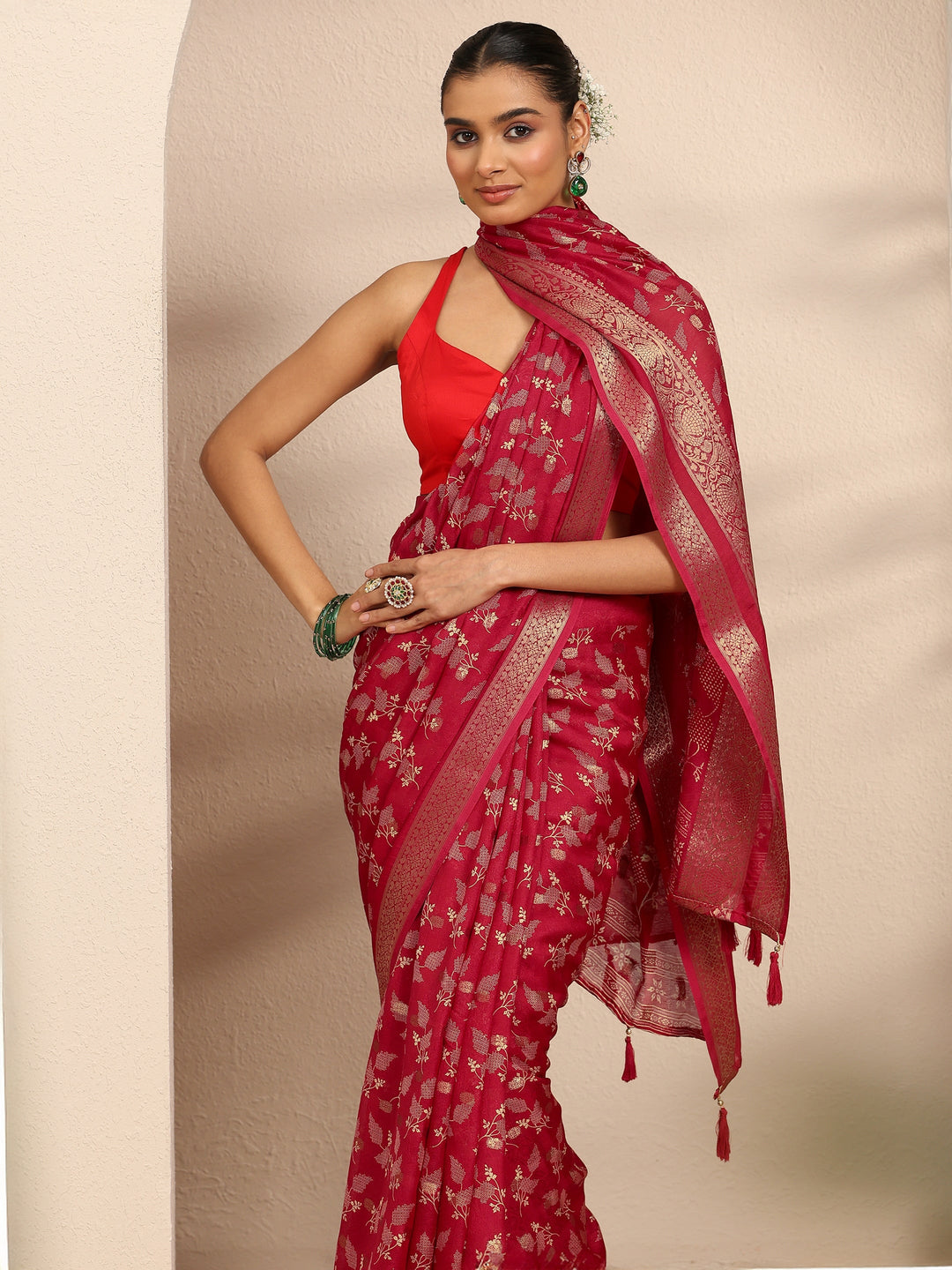 Red Floral Printed Silk Blend Saree With Unstitched Blouse Piece
