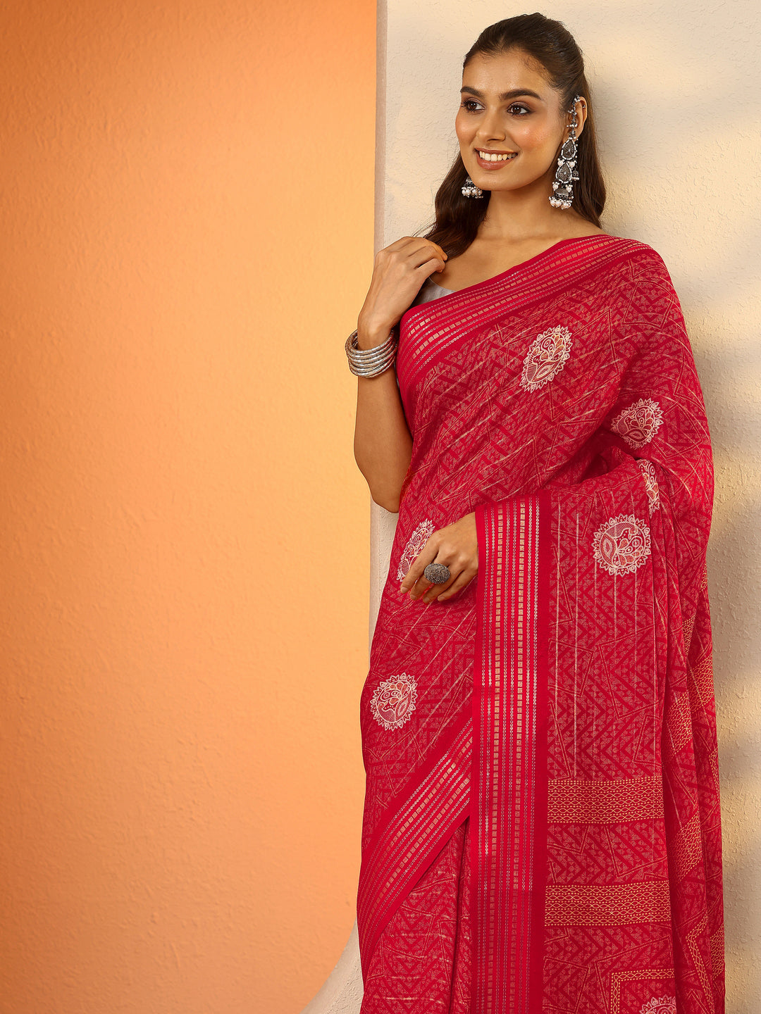 Red Printed Silk Blend Saree With Unstitched Blouse Piece