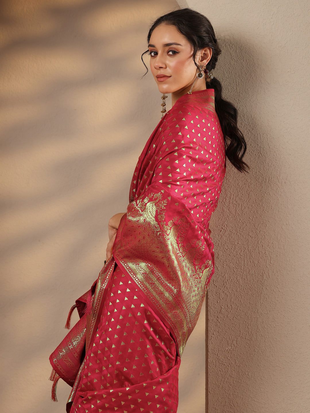 Red Woven Design Silk Blend Saree With Unstitched Blouse Piece