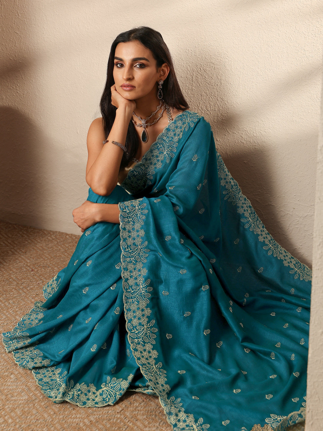 Teal Embroidered Silk Blend Saree With Unstitched Blouse Piece